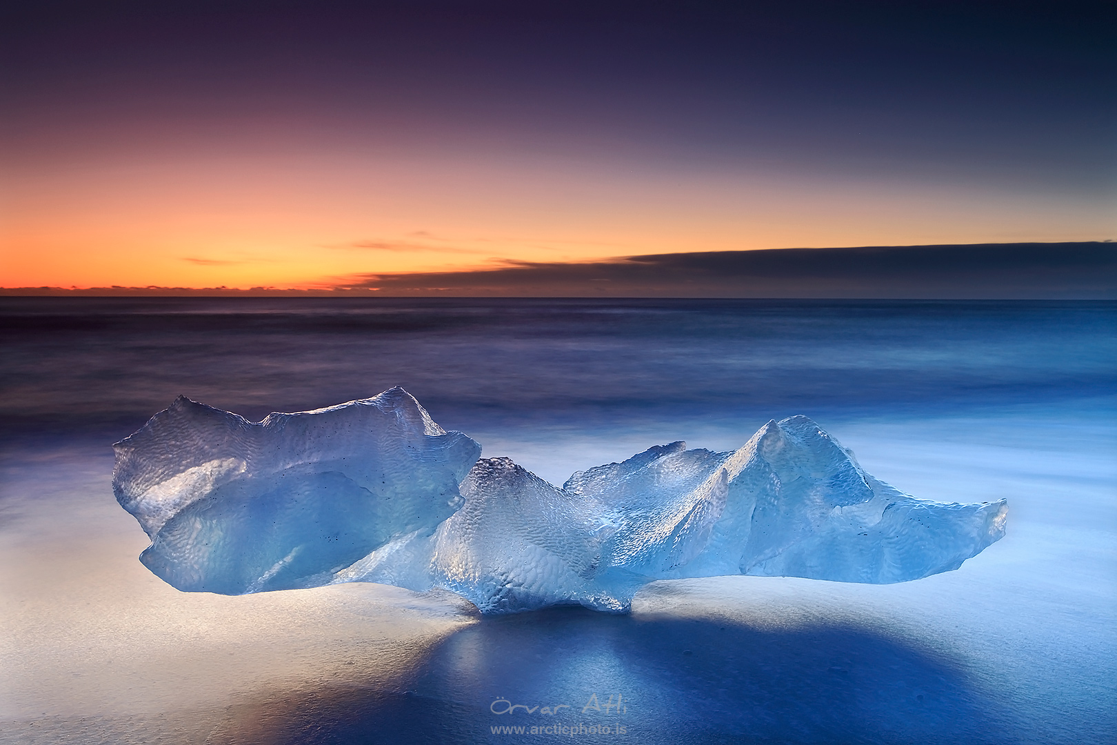 Какую страну называют страной льда и огня. Исландия лед и пламя. Страна льда. Остров огня и льда. Голубые льды Исландии.