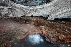 Hot spring near the ice caves of Hrafntinnusker.
